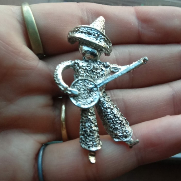 Gorgeous silver colored Brooch Pin banjo player - Picture 4 of 16